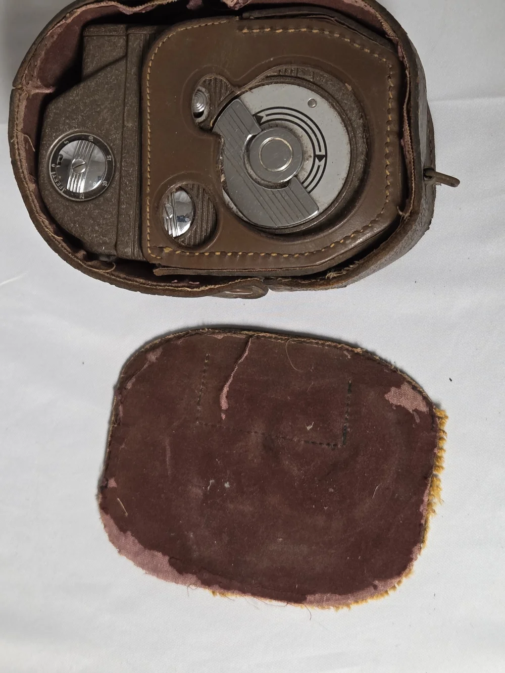 Vintage Revere Eight Model 81 Wind Up 8mm Movie Camera with case